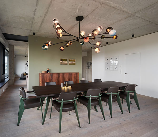 minimum-Office-Loft_Berlin-Kreuzberg_Bocci-Leuchte_Jean-Prouve-RAW-Edition-Vitra