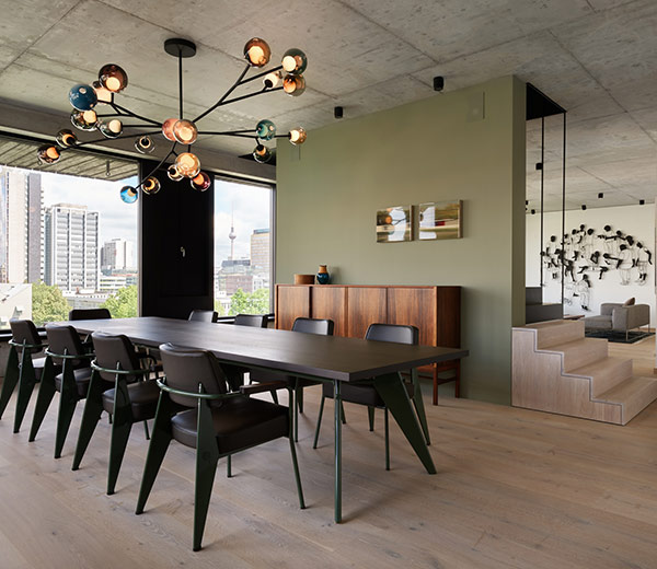 1_minimum-Office-Loft_Berlin-Kreuzberg_Jean-Prouve-RAW-Edition-Vitra_Bocci-Leuchte