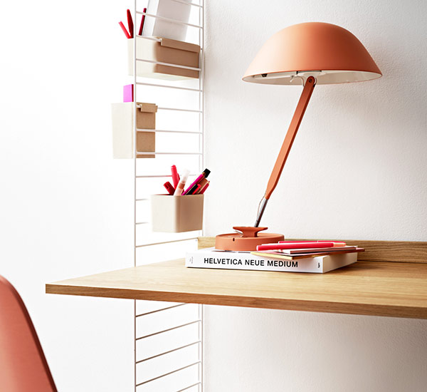 string-in-weiss-mit-Arbeitsnische_mit-Peach-fuzz-Farbakzenten