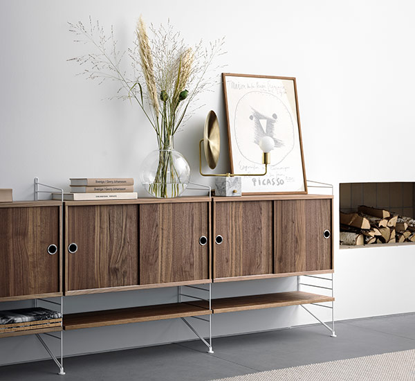 string-system-living-room-walnut-white_portrait