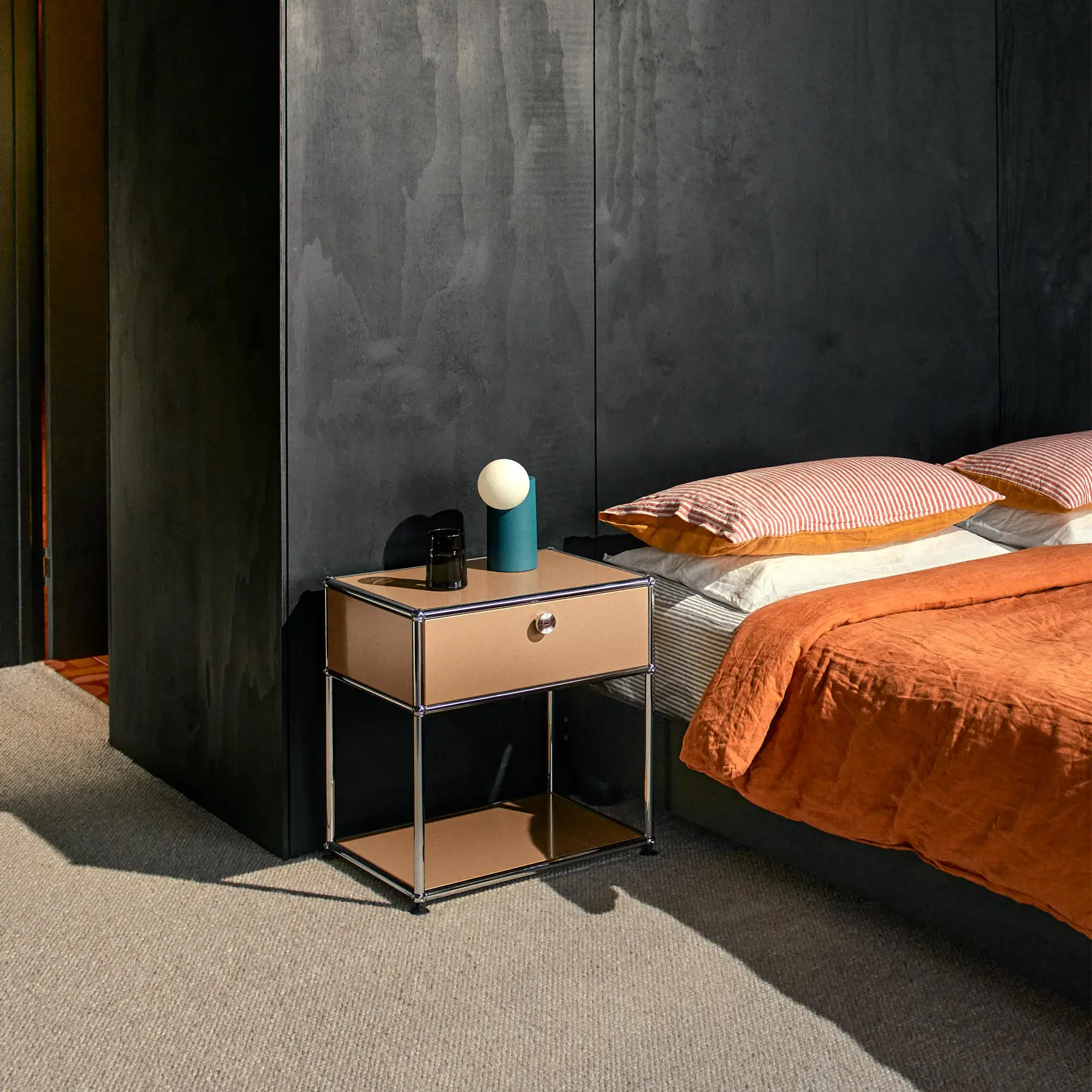 Haller Nachttisch mit Klapptür