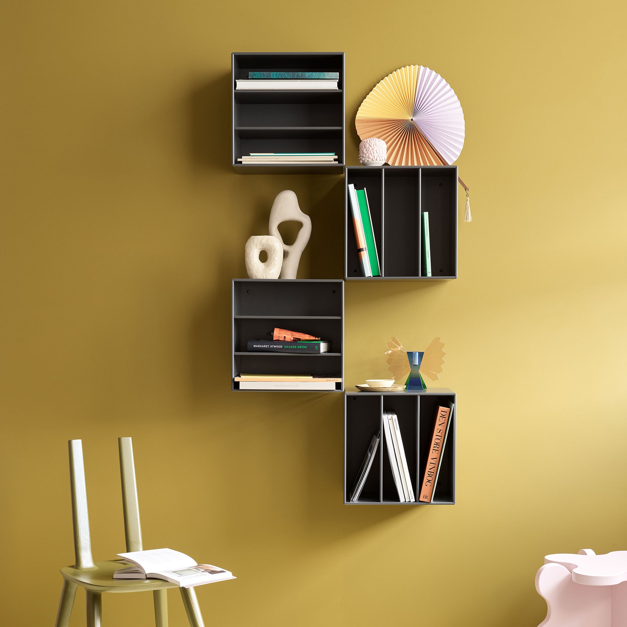 Mini 1104 Wandregal mit vertikalen Fächern