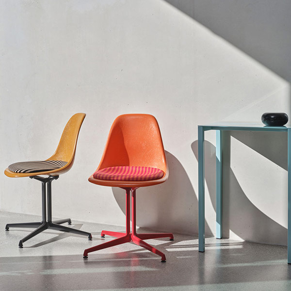 8900771_Eames-Fiberglass-Side-Chair-La-Fonda_group_landscape_v_fullbleed_1440x