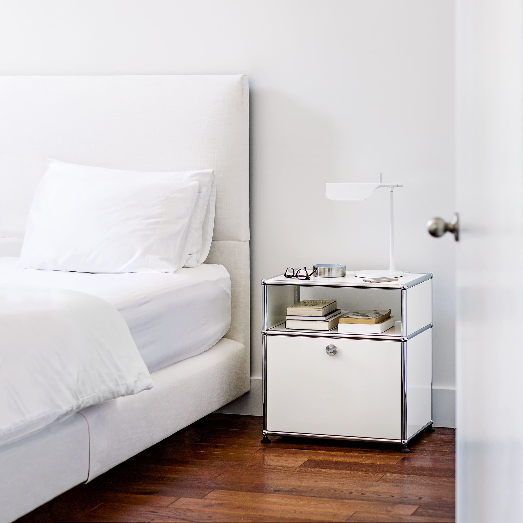 Haller Nachttisch mit Klapptür und einem Zwischentablar