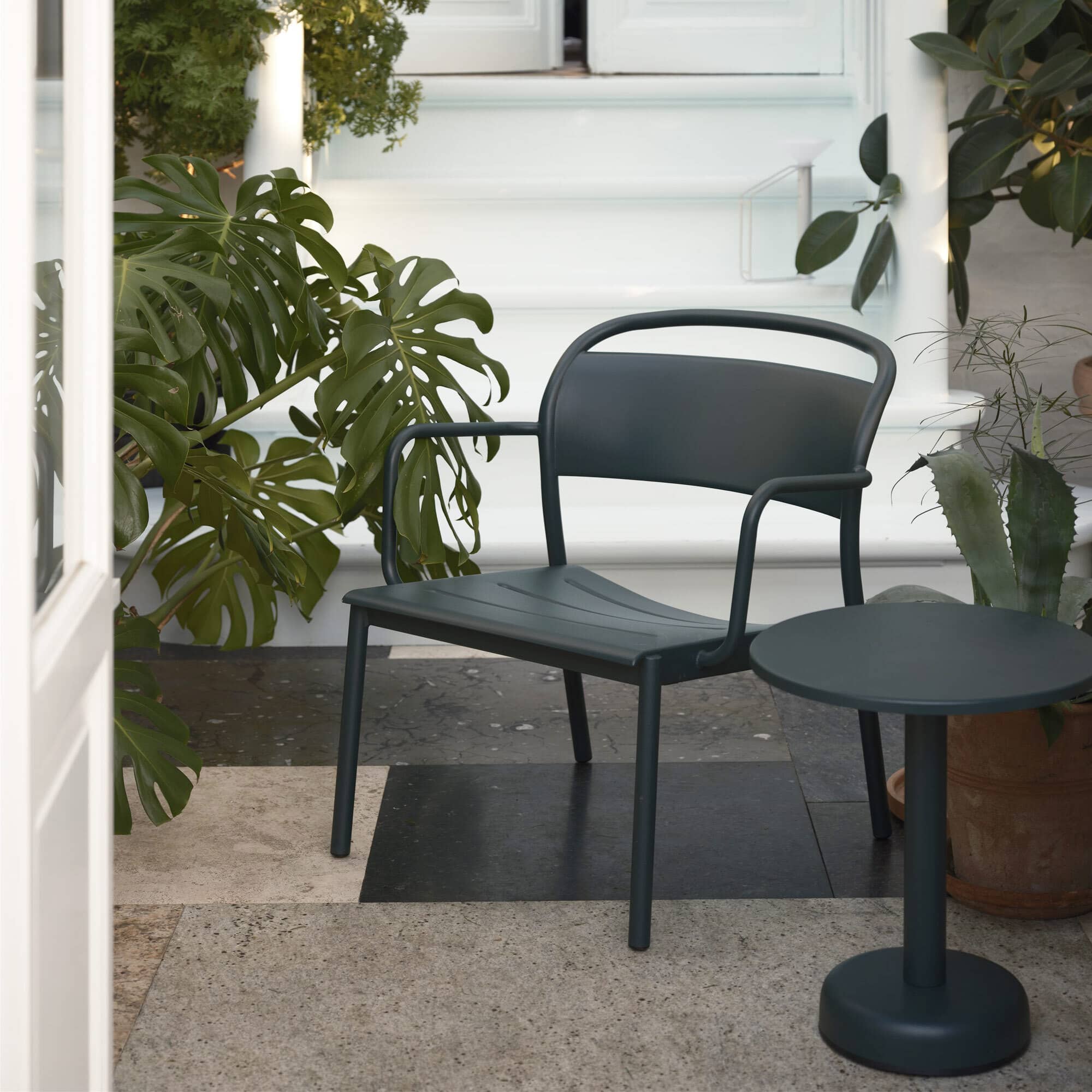 Linear Steel Lounge Armchair Sessel