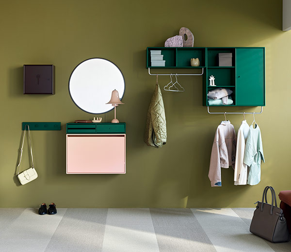 Montana_Home_23_24_R02_UNLOCK_AROUND_Balsamic_Rack4_MAKEUP_Pine_HIDE_Ruby_W