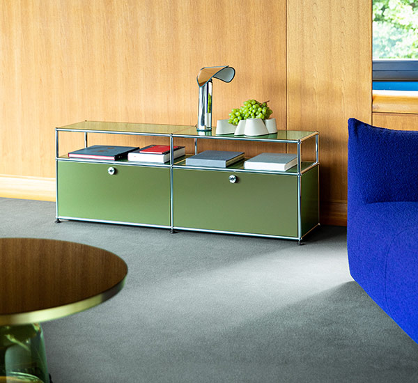 USM_Olivegreen_mit-Classicon-Tisch-und-La-Bambole-Sofa_Z5A1566