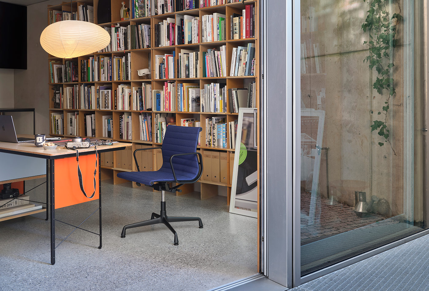 Der_Aluminium-Chair-EA-132 im Home-Office