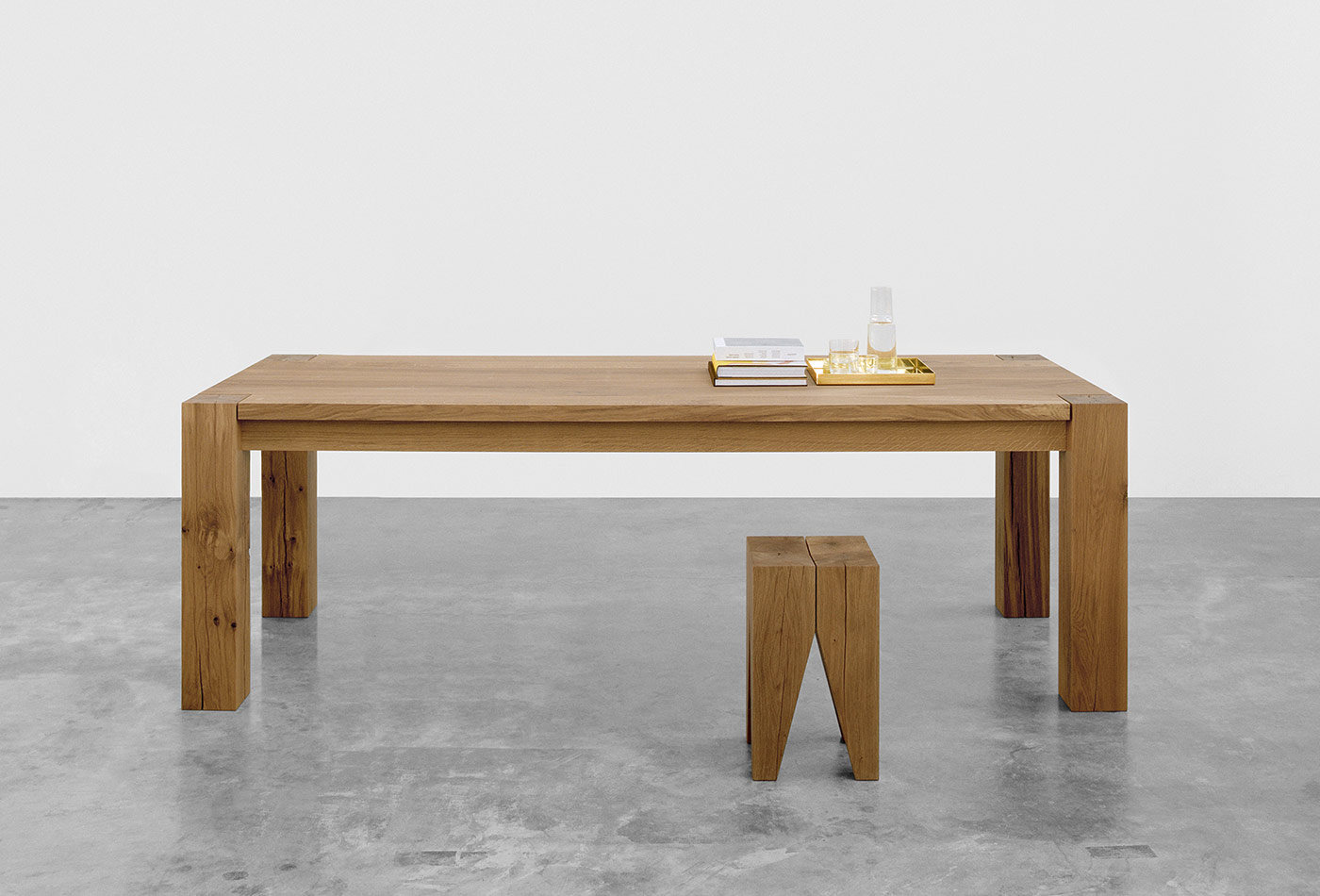 Der e15 Hocker Backenzahn am e15 Tisch Bigfoot