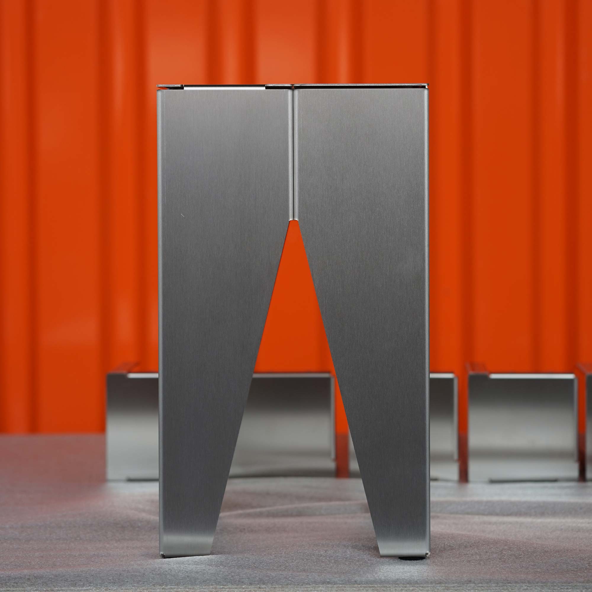 BACKENZAHN™ STEEL Beistelltisch