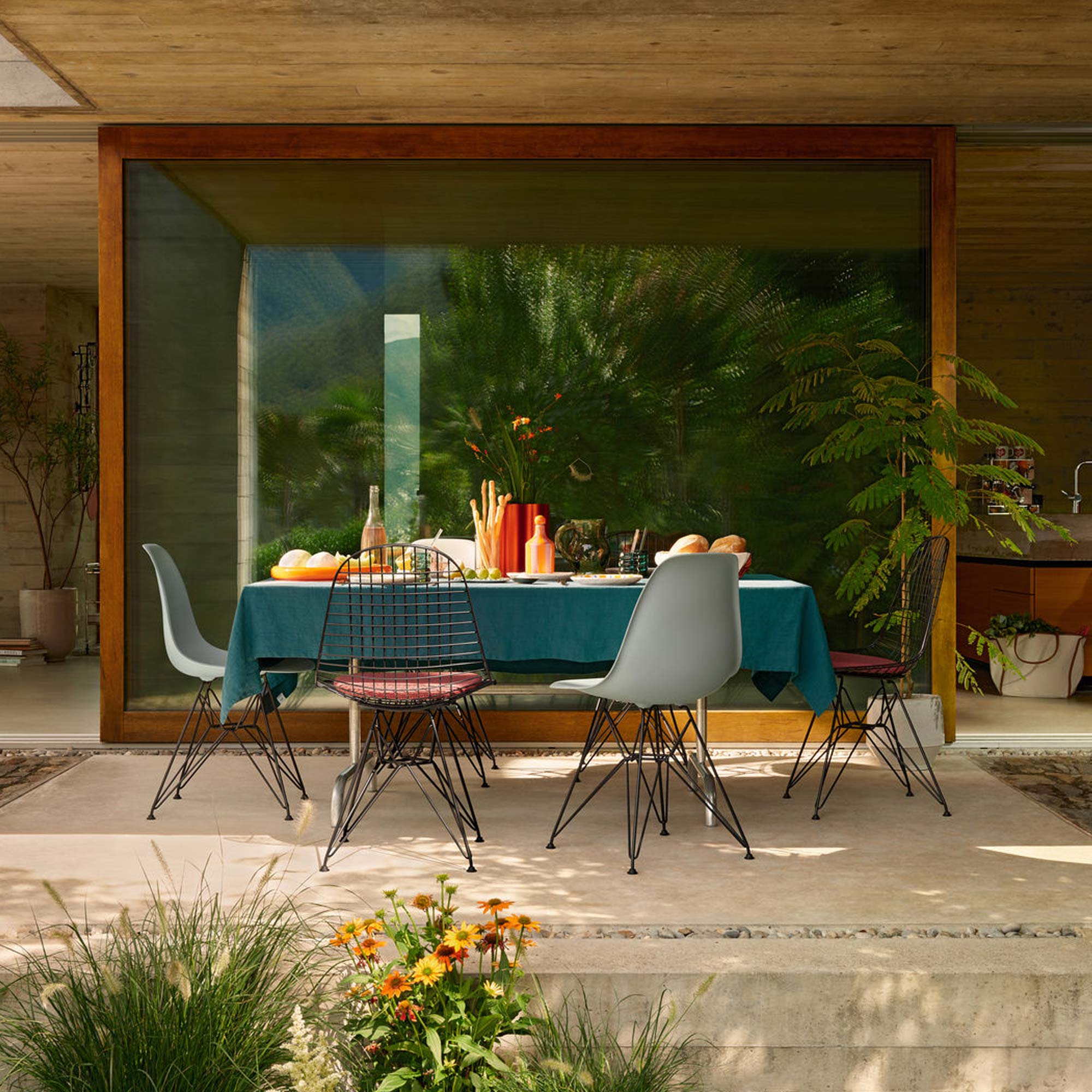 Eames Fiberglass Sidechair DSR