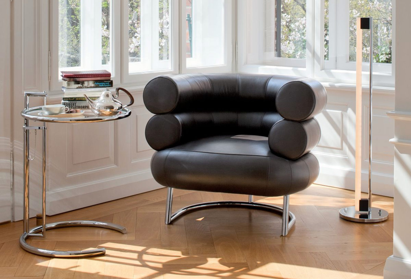 Classicon Möbel Adjustable Table, Bibendum Sessel und Tube Light Leuchte in einem Erker auf Parkettboden