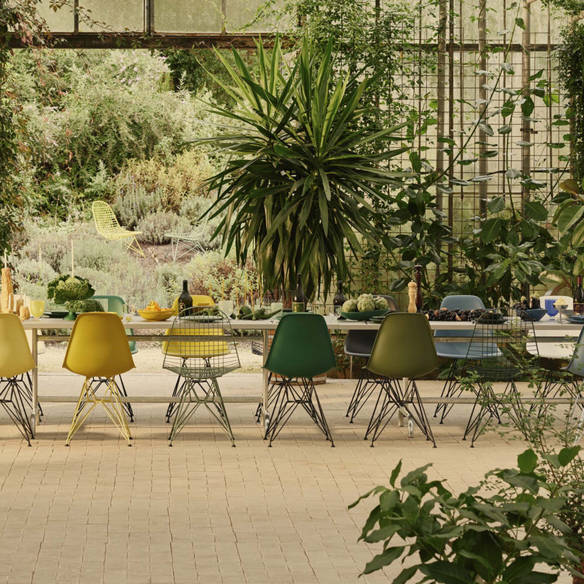 Eames Fiberglass Sidechair DSR