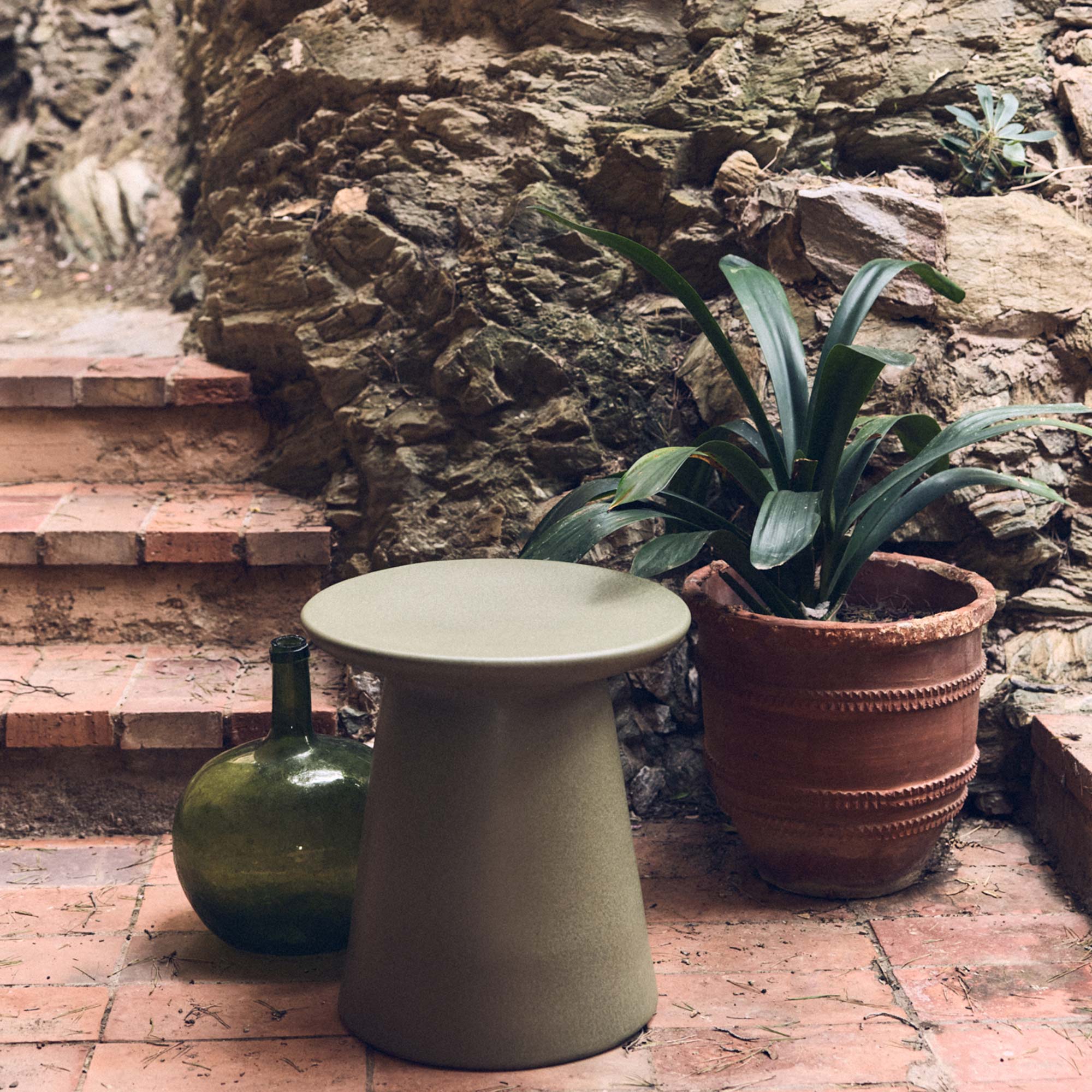Earthenware Side Table Medium Beistelltisch