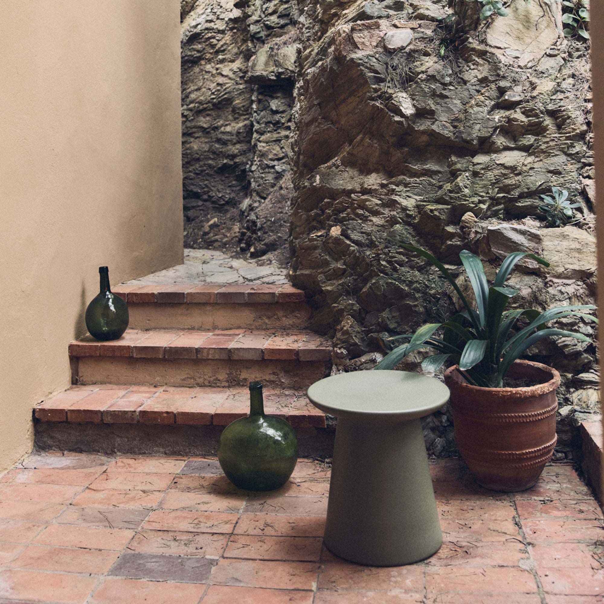 Earthenware Side Table Medium Beistelltisch