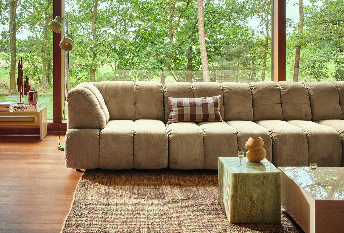 hkliving_Onxy Beistelltisch vor einem Sofa