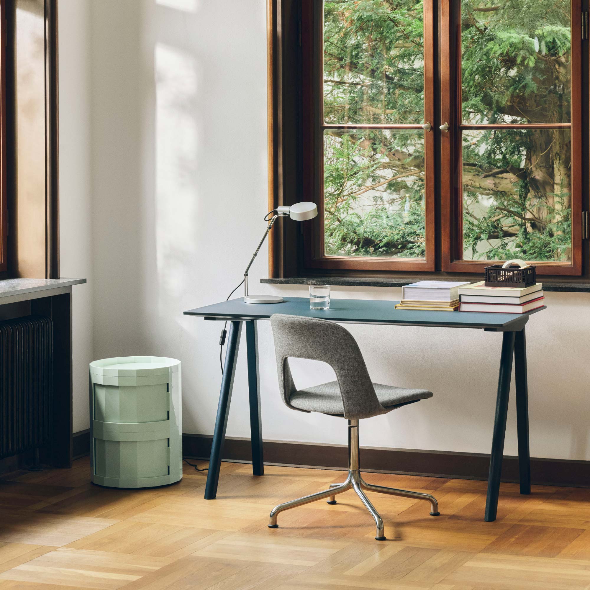 Facet Cabinet Nachttisch niedrig