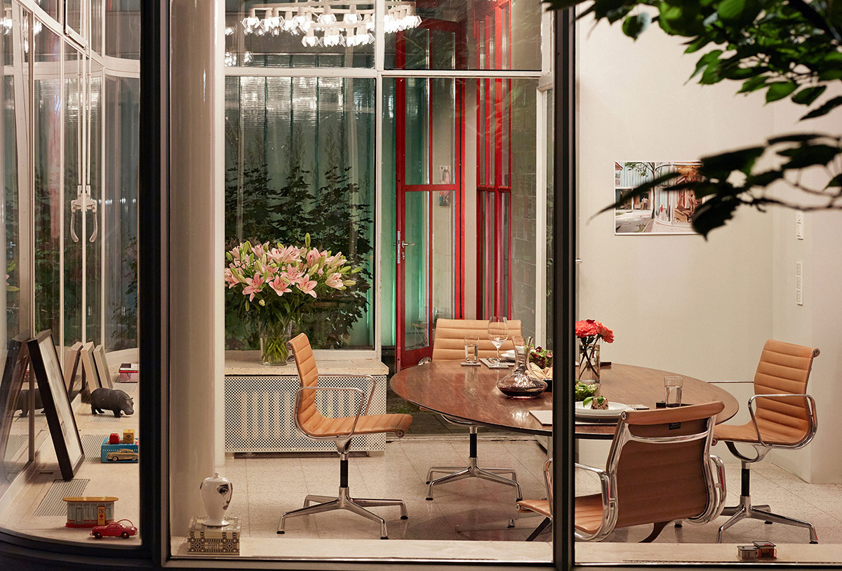 Aluminimum Chairs als Esszimmerstühle in cognafarbenem Leder an einem Marmortisch