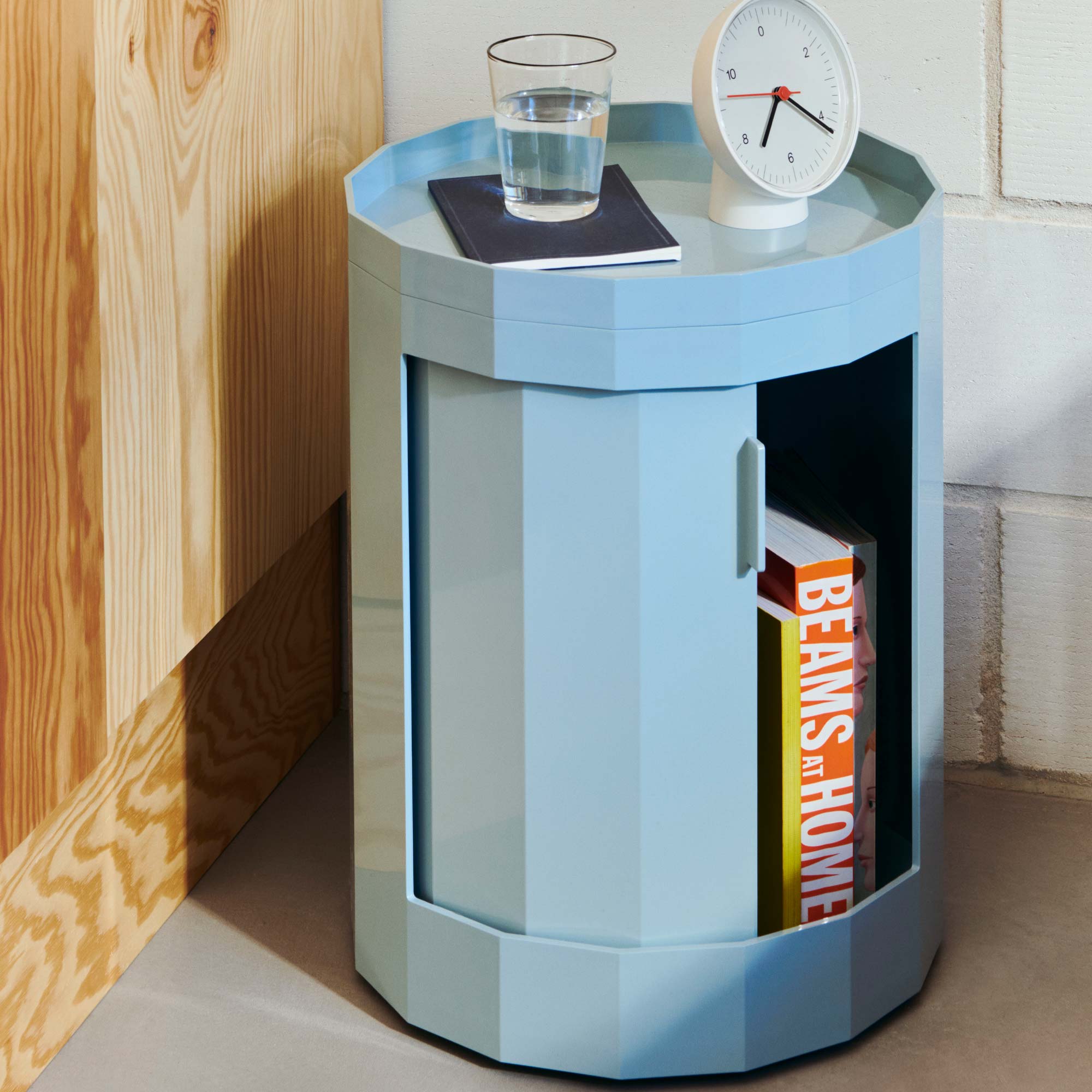 Facet Cabinet Nachttisch niedrig