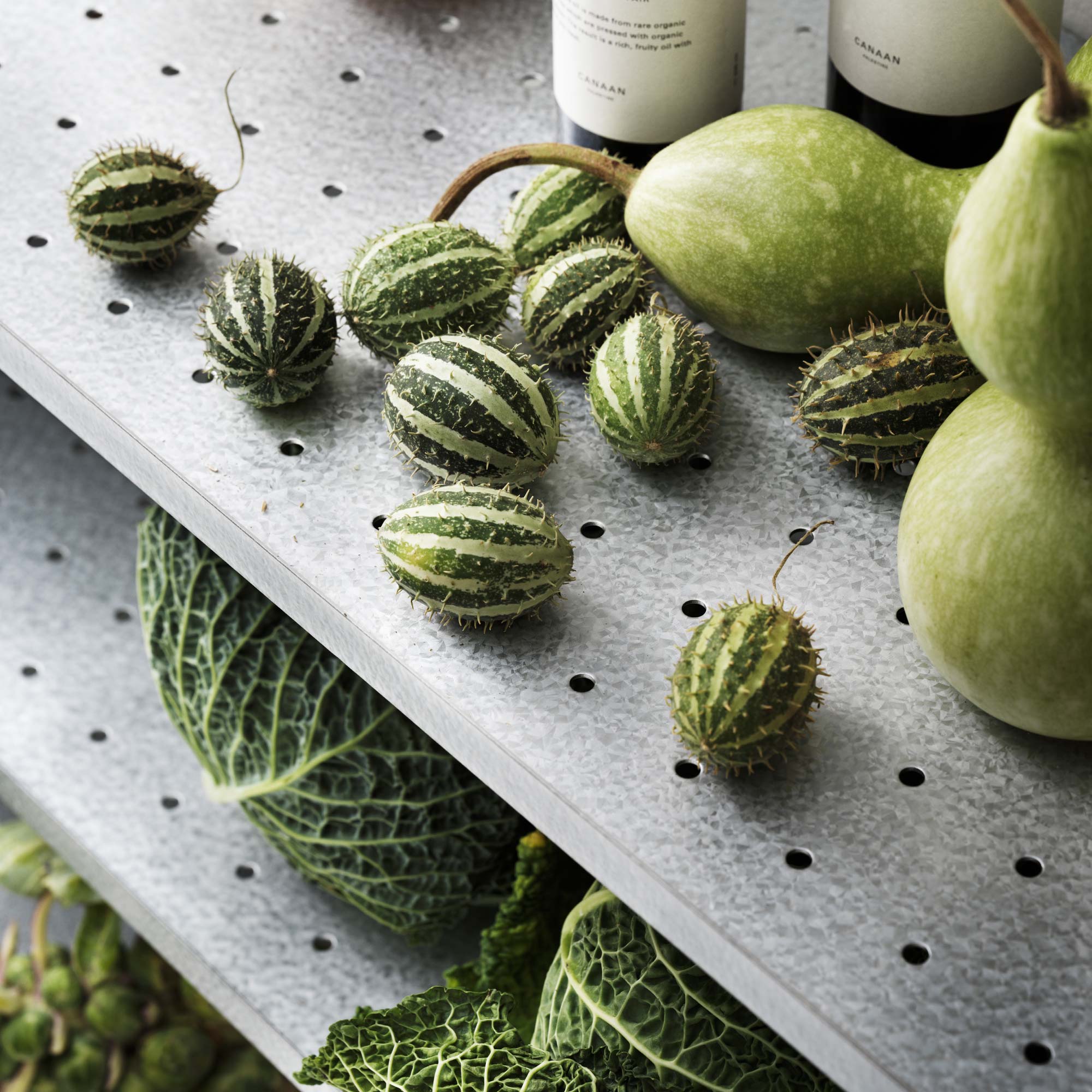 Regalboden aus Metall mit niedriger Kante