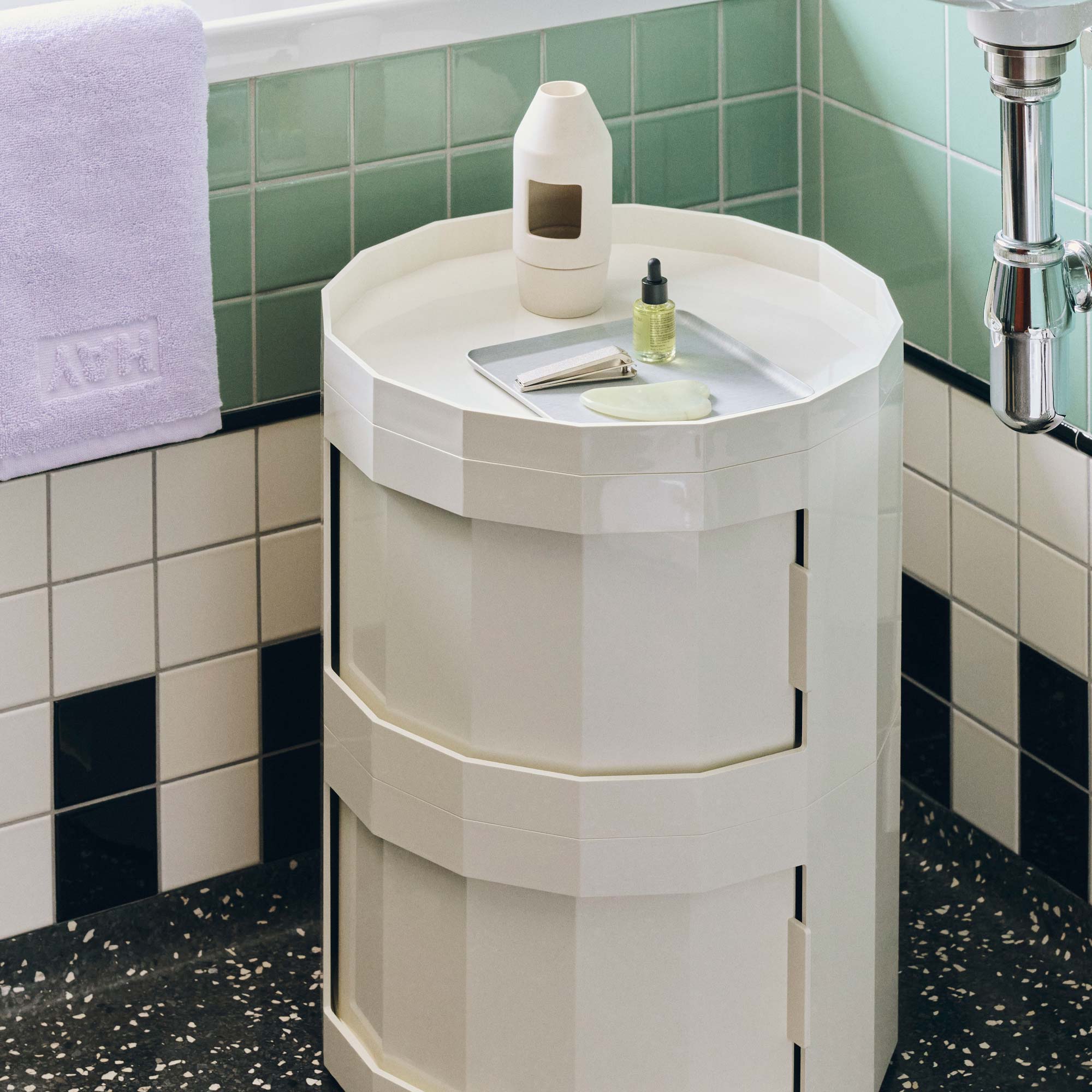 Facet Cabinet Nachttisch niedrig