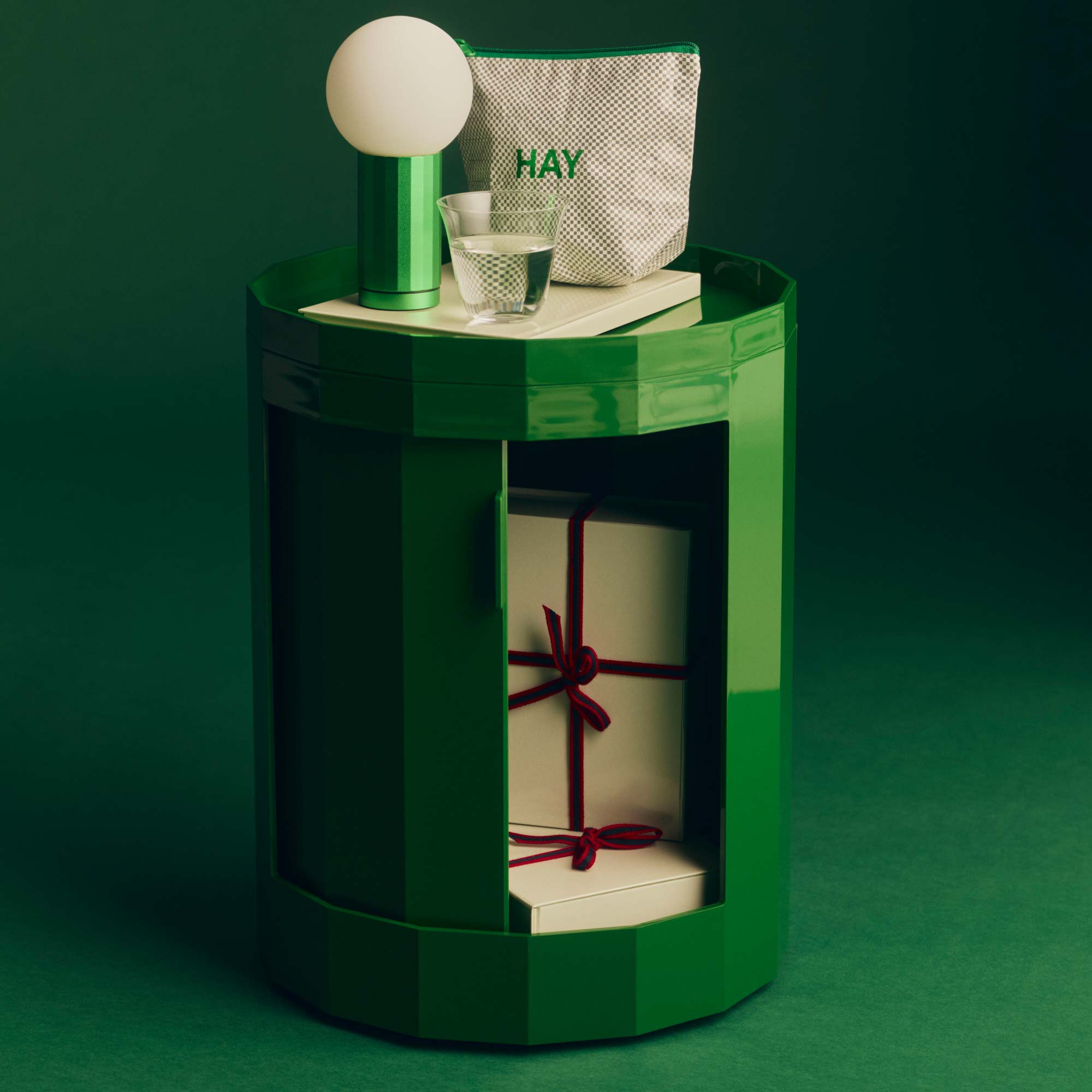 Facet Cabinet Nachttisch niedrig