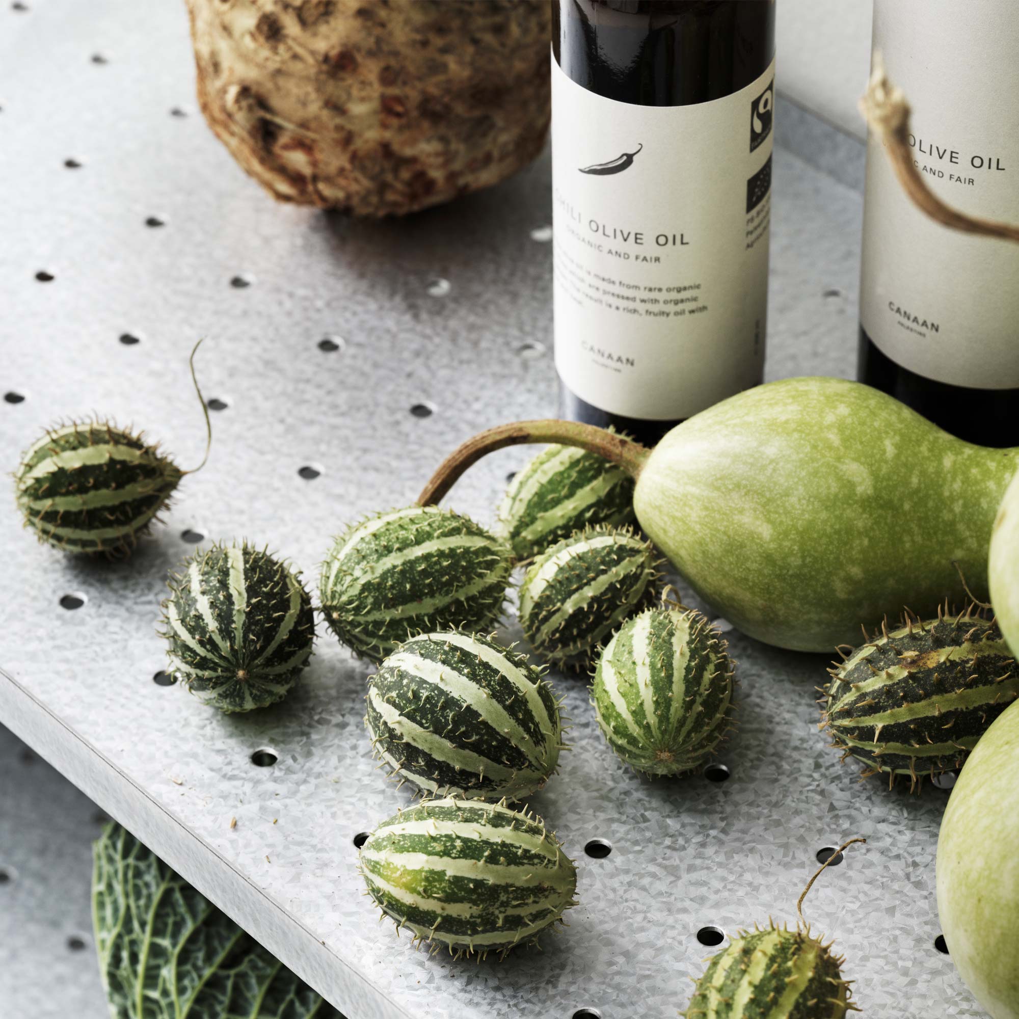 Regalboden aus Metall mit hoher Kante