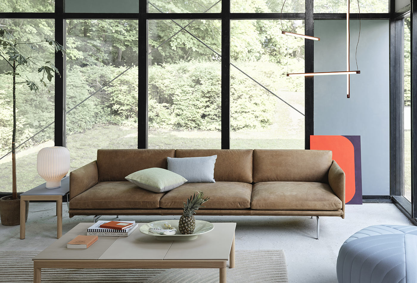 Muuto Outline Sofa als 3,5-Sitzer im Leder Camel