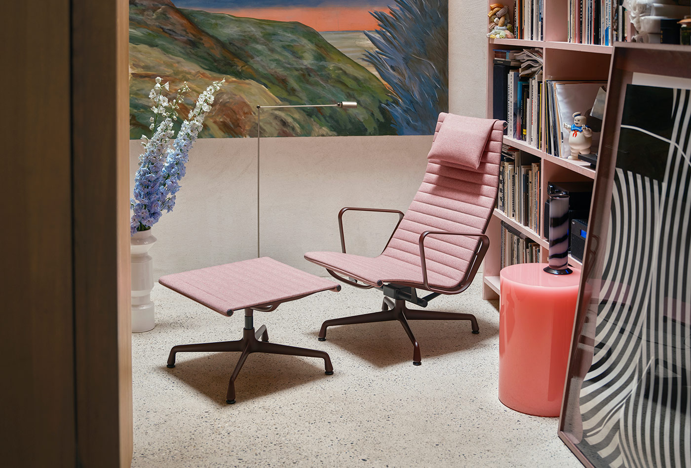 Der Eames-Aluminium-Chair-EA-124-&-125 als bunter und dennoch zurückhaltender Farbakzent