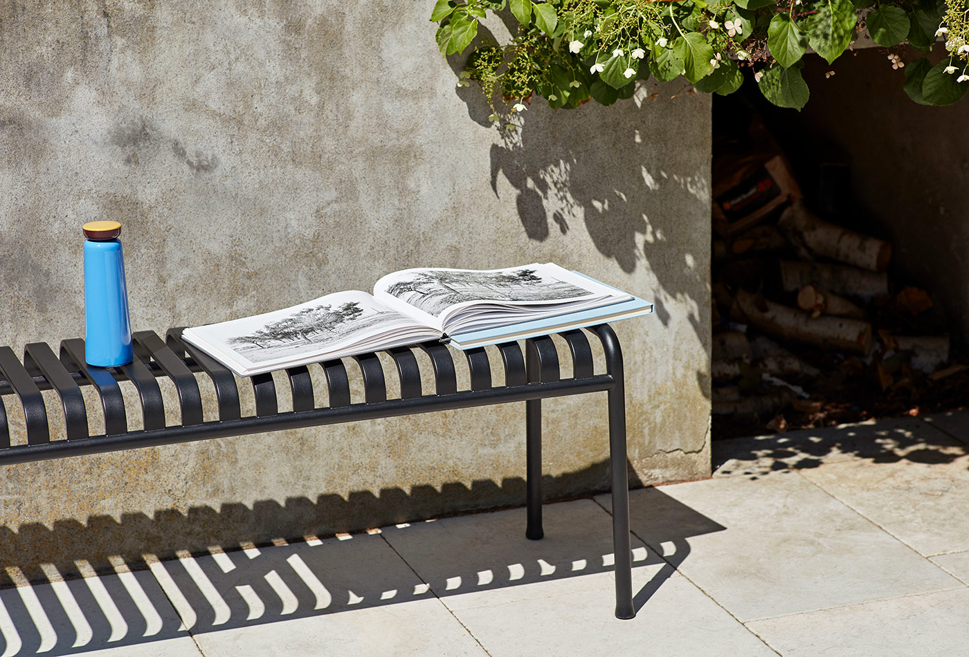 Palissade-Bench-anthracite_Sowden-Bottle-blue-(1)