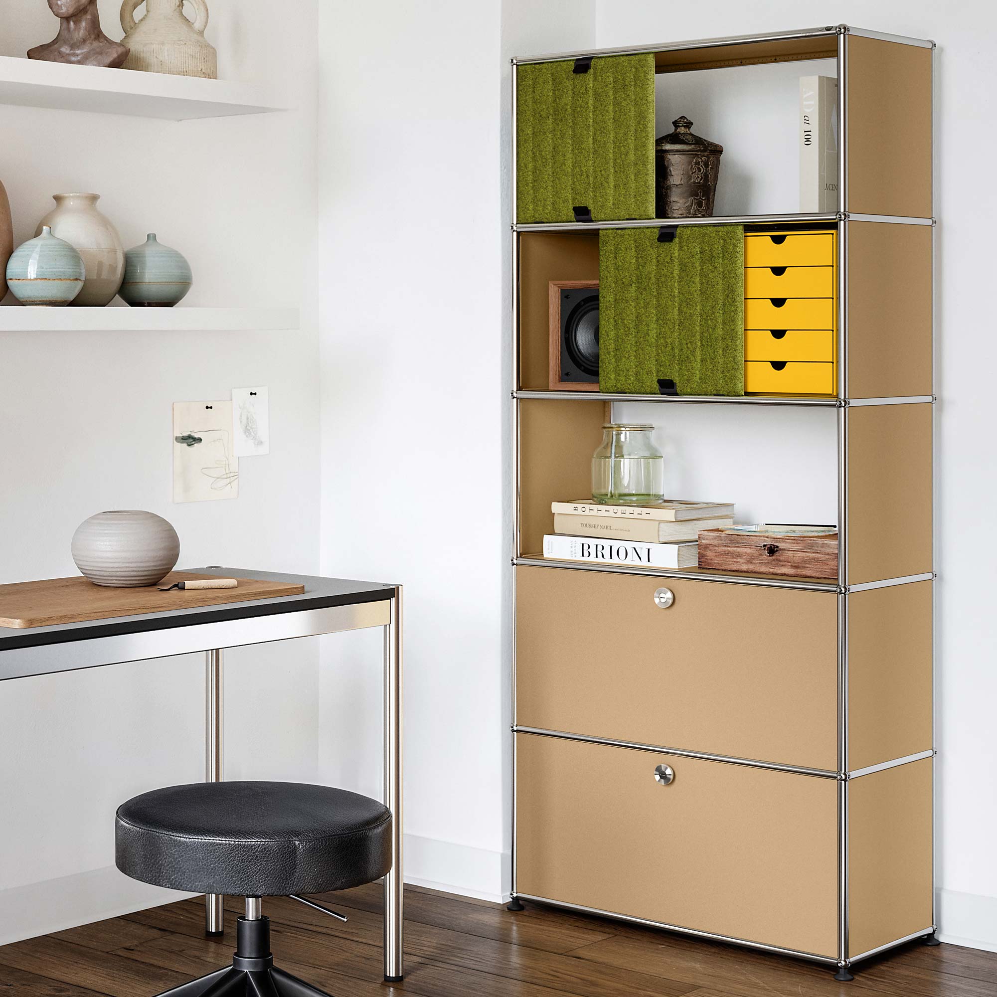 Haller Regal mit zwei Klapptüren und zwei Soft Panels vertikal