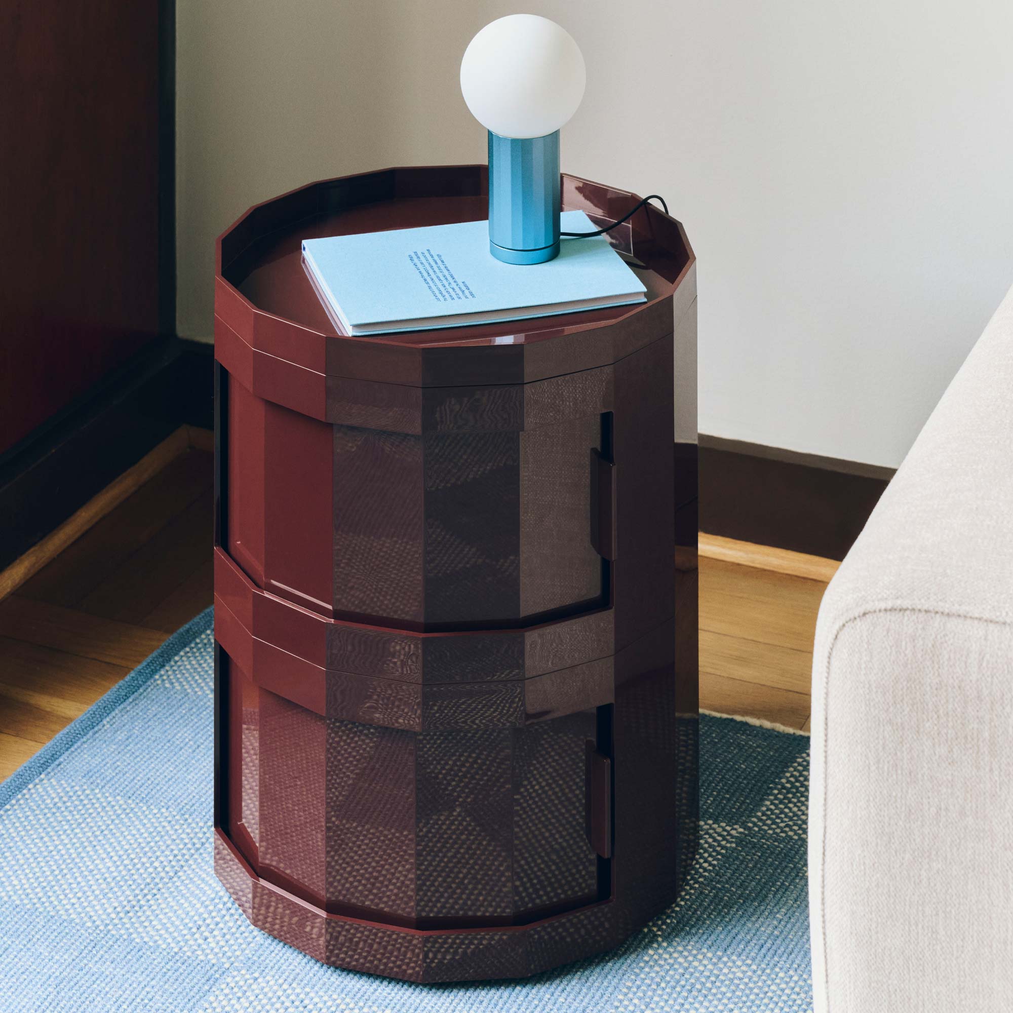 Facet Cabinet Nachttisch niedrig