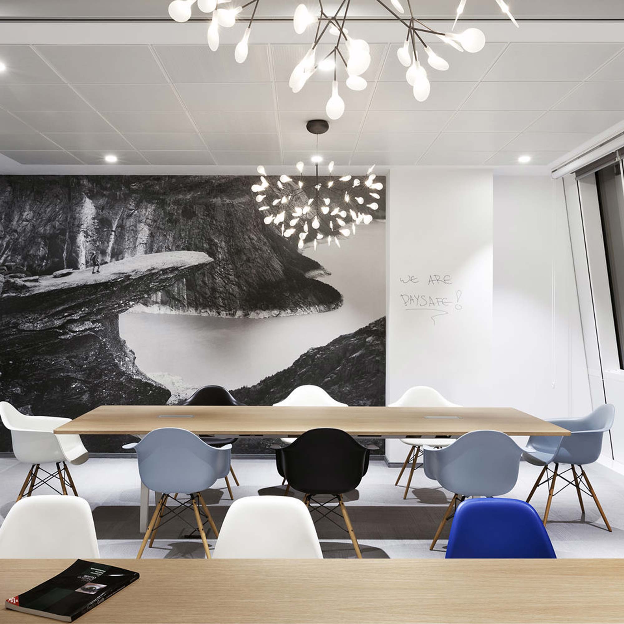 Eames Plastic Armchair DAW RE