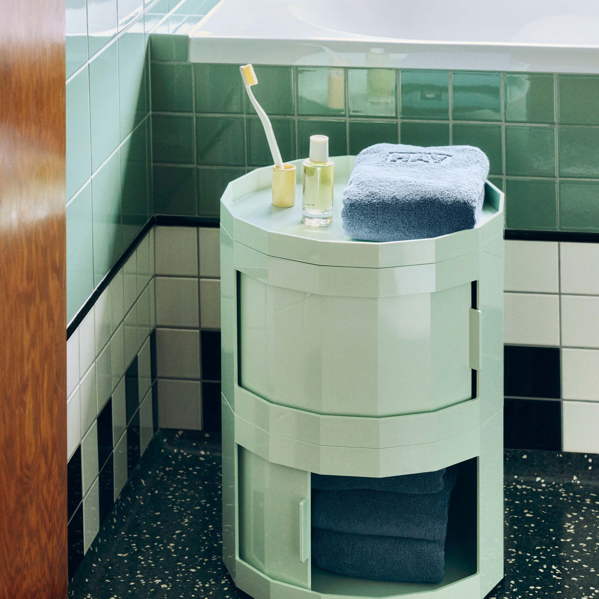 Facet Cabinet Nachttisch niedrig