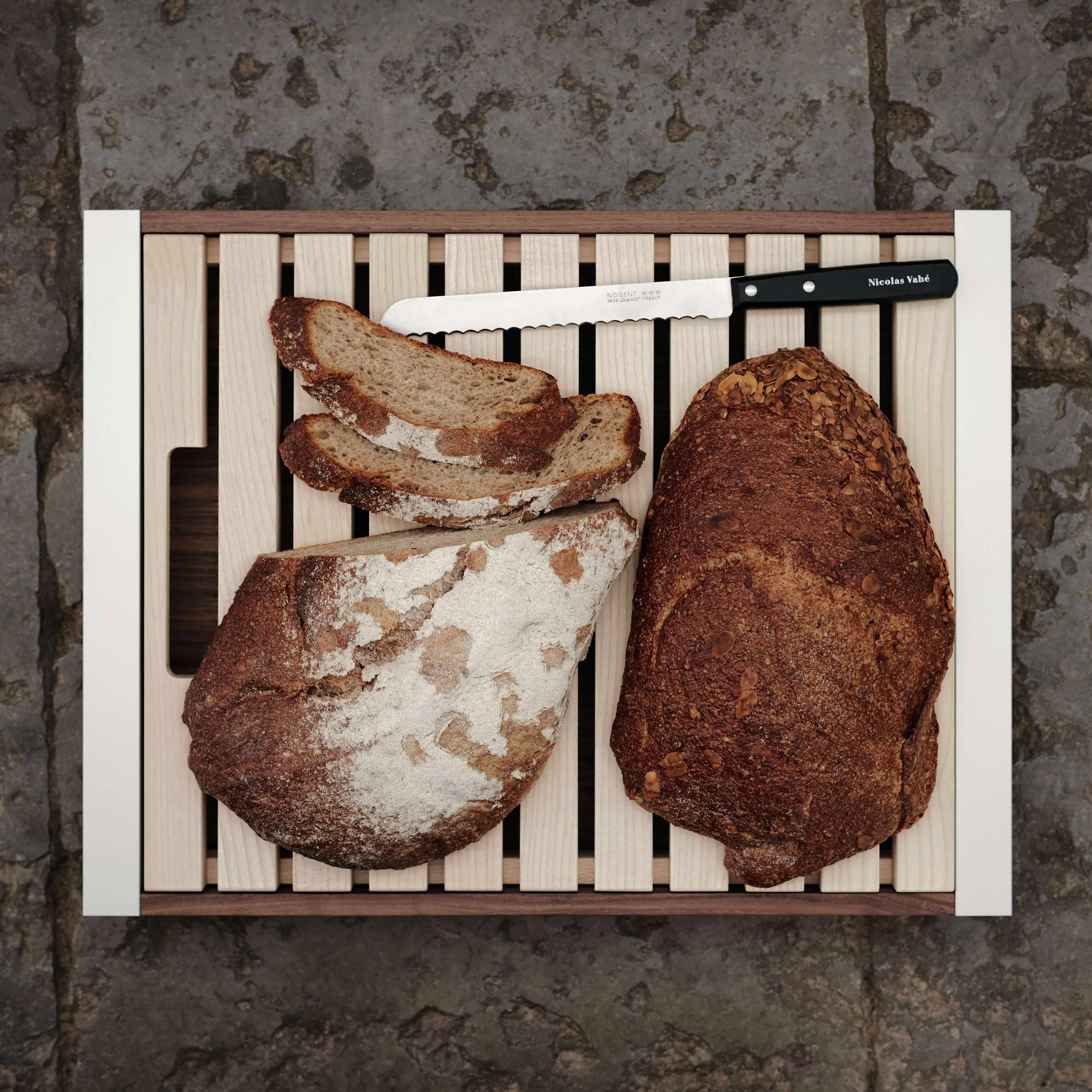 Serviertablett mit Brotschneidebrett