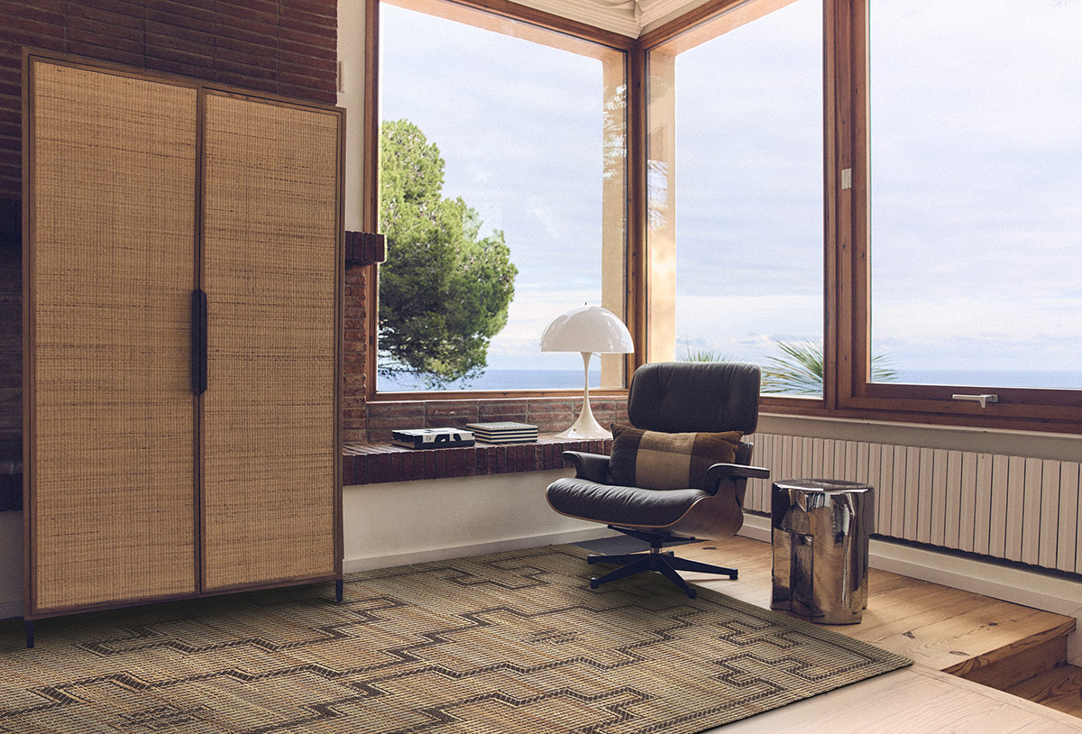 Eames Lounge Chair mit einem Beistelltisch von HKliving: Currents Chrome Side Table