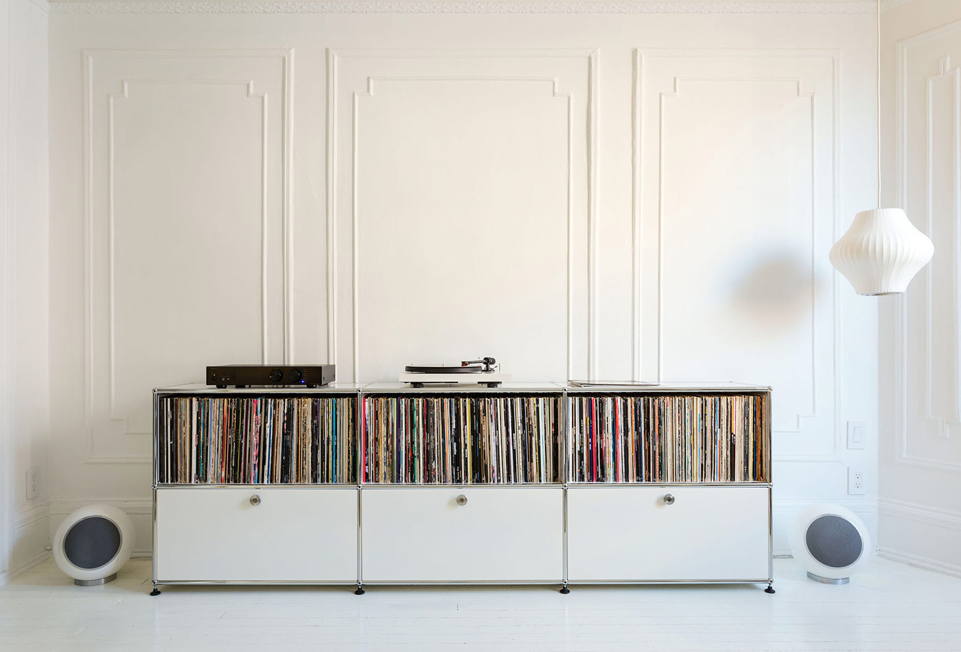 USM_Sideboard mit Schallplatten