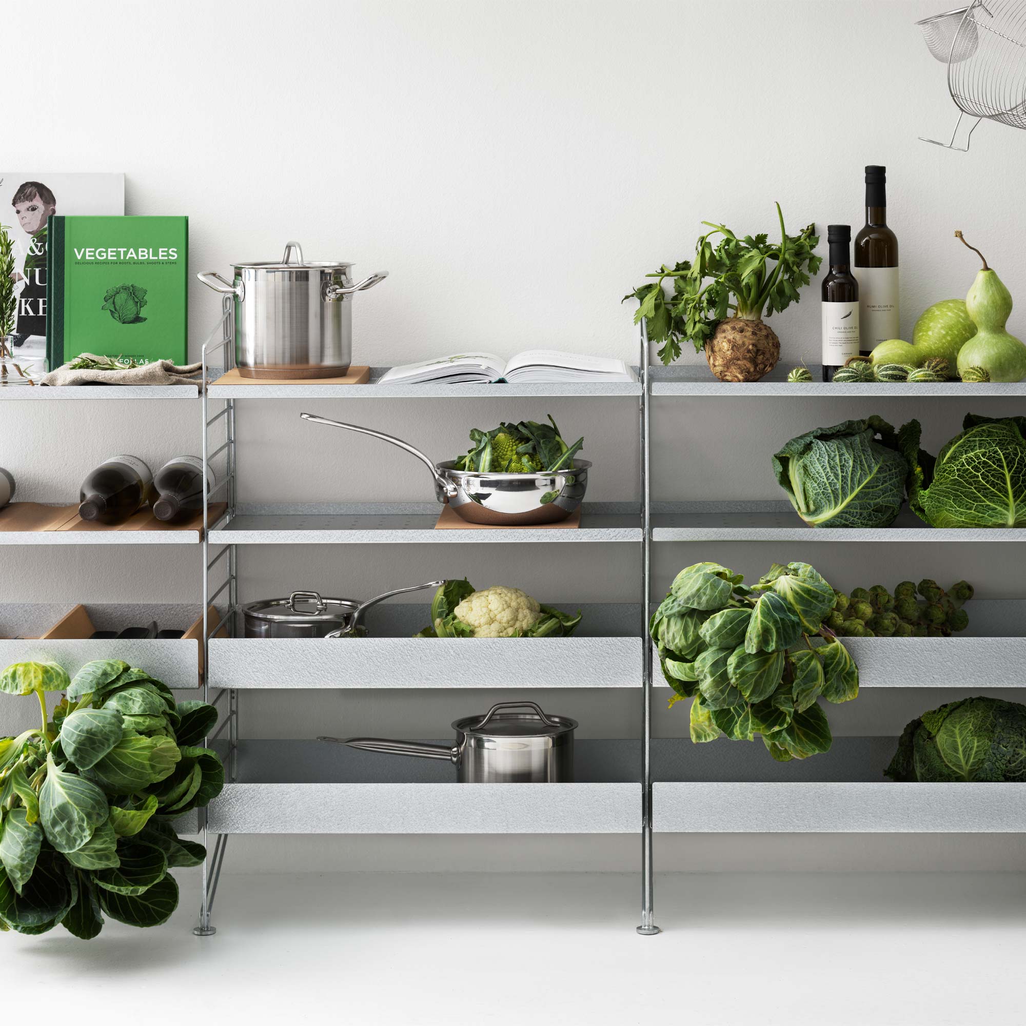 Regalboden aus Metall mit hoher Kante