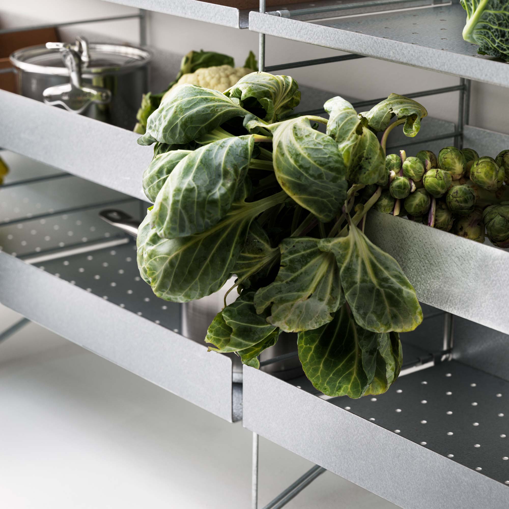 Regalboden aus Metall mit hoher Kante