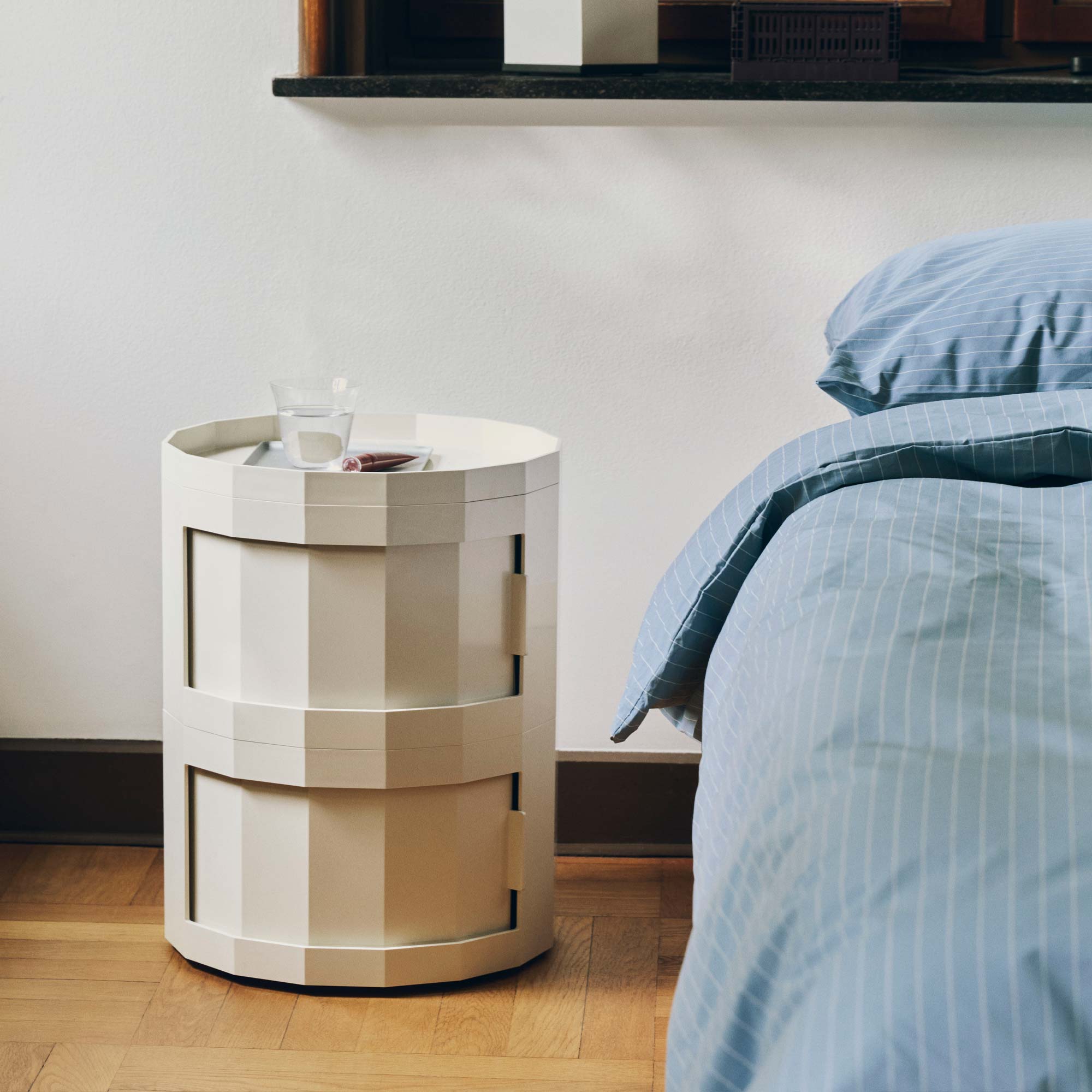 Facet Cabinet Nachttisch niedrig