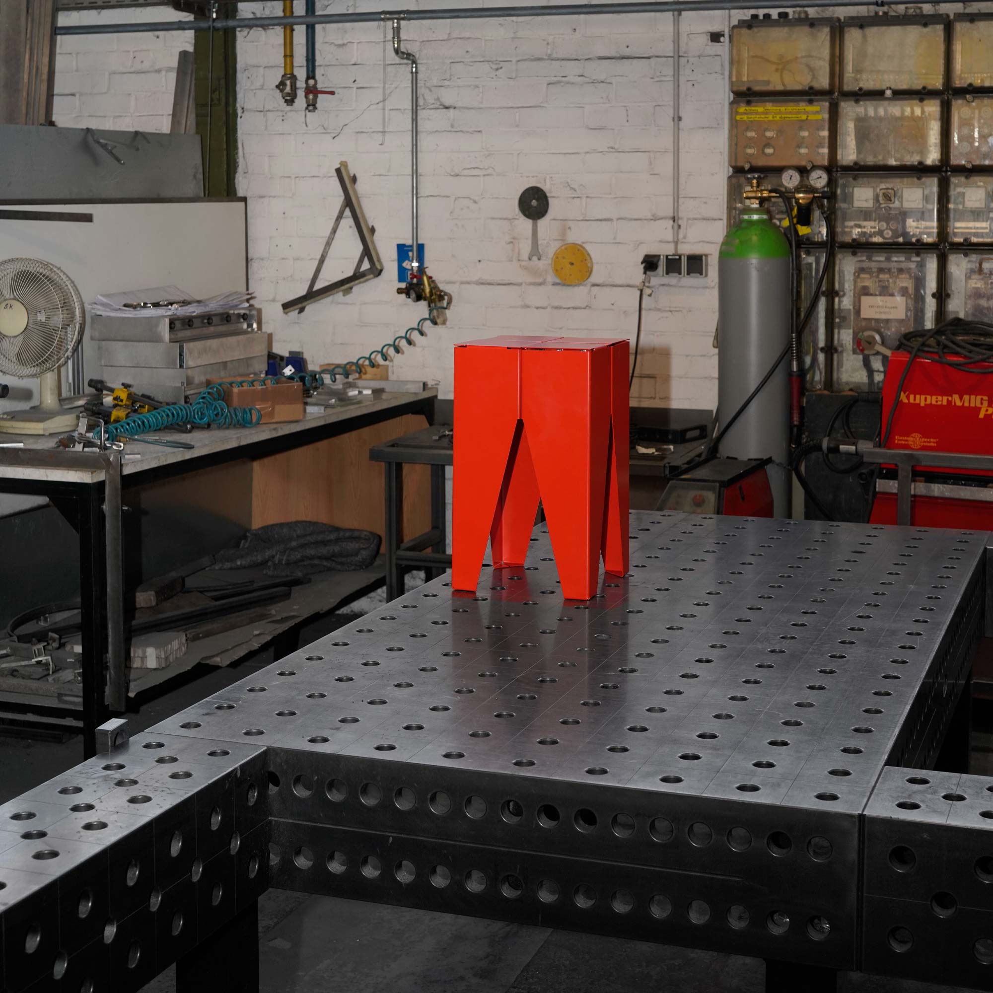 BACKENZAHN™ STEEL Beistelltisch